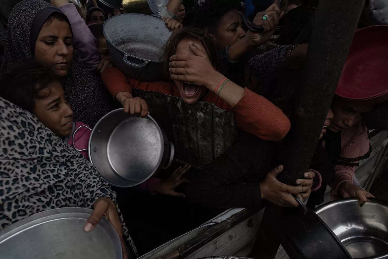 Palestinos se reúnen para recibir comida en un comedor social, en medio de una crisis de hambre / Saher Alghorra - EP