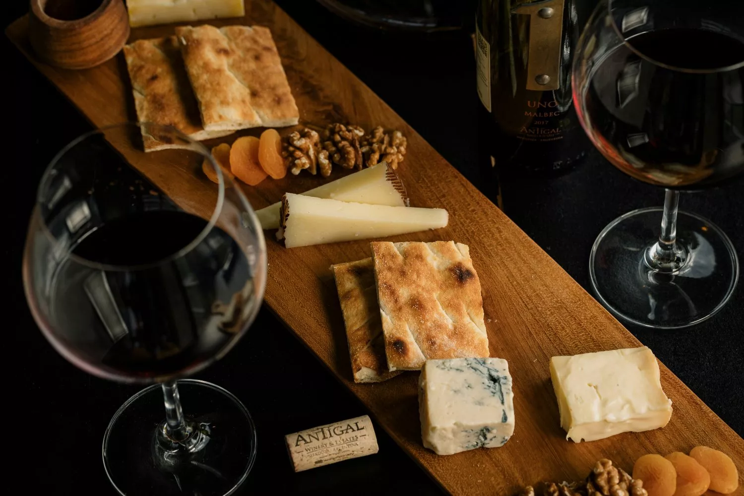 Copas de vino y quesos en un restaurante de tapas / UNSPLASH