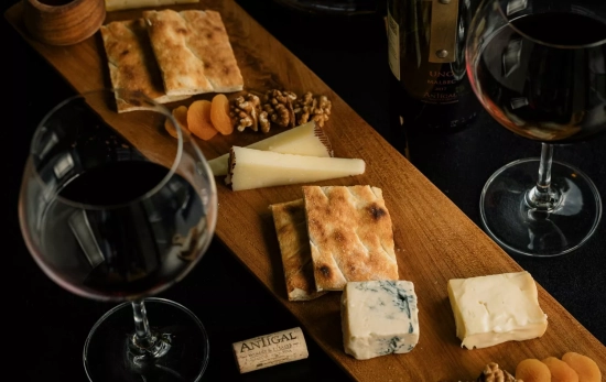 Copas de vino y quesos en una cena de Navidad/ UNSPLASH Copas de vino y quesos en una cena de Navidad/ UNSPLASH