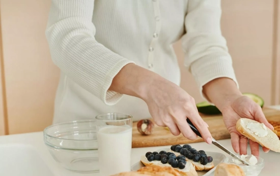 Una mujer bebiendo una opción vegetal en lugar de la leche de vaca entera/ PEXELS Una mujer bebiendo una opción vegetal en lugar de la leche de vaca entera/ PEXELS