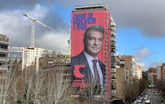 Publicidad del entonces precandidato a la presidencia del FC Barcelona, Joan Laporta en los aledaños del Santiago Bernabéu / EP - 