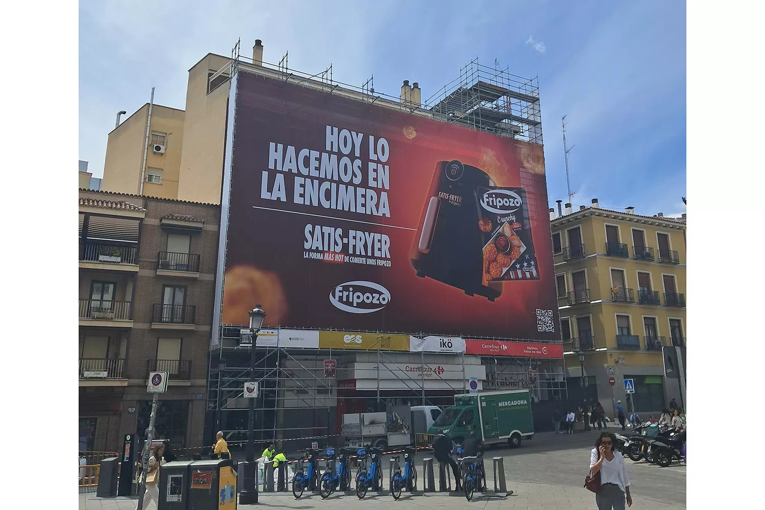 La provocativa lona de Fripozo en el Carrefour de Lavapiés / CG
