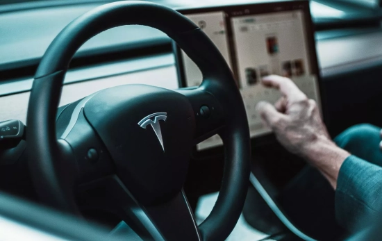 Una persona al volante de un coche / UNSPLASH Una persona al volante de un coche / UNSPLASH