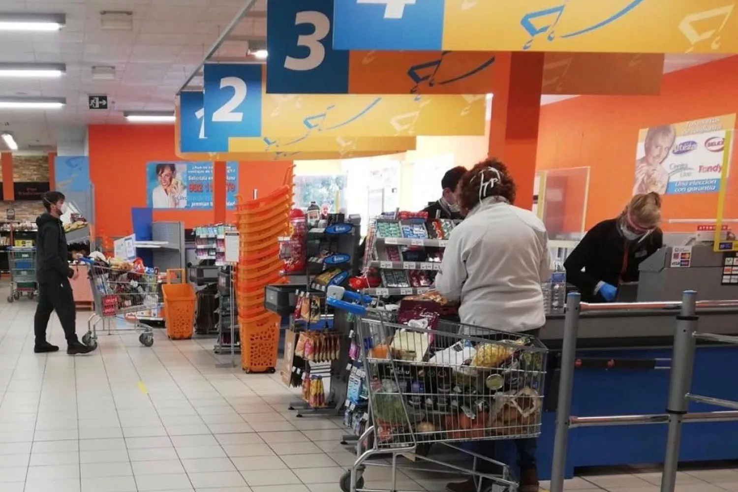 La zona de los cajeros en una tienda de Supermercados Lupa / CCOO