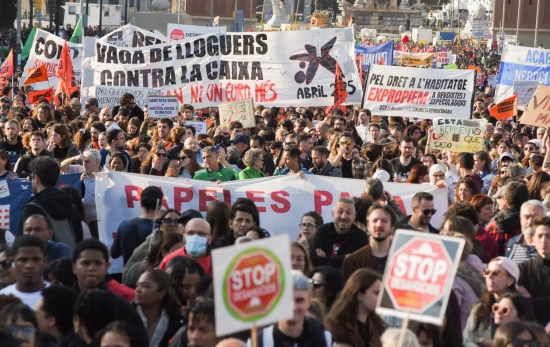 Manifestación por el derecho a una vivienda digna en Barcelona Manifestación por el derecho a una vivienda digna en Barcelona
