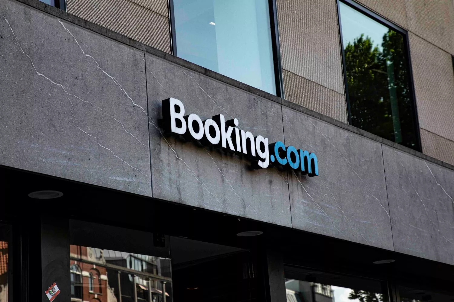 Un edificio que pertenece a Booking   UNSPLASH