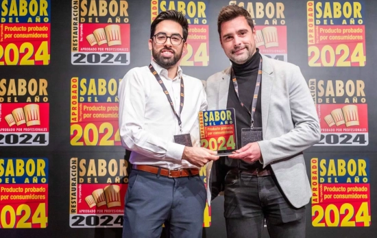 Miguel Gironés, Brand Manager de Platos Preparados (izquierda), y José Marsilla, Brand Manager de Elaborado (derecha), reciben el galardón 'Sabor del Año 2024' por la gama Rolling & Salsa / EP - GRUPO FUERTES Miguel Gironés, Brand Manager de Platos Preparados (izquierda), y José Marsilla, Brand Manager de Elaborado (derecha), reciben el galardón 'Sabor del Año 2024' por la gama Rolling & Salsa / EP - GRUPO FUERTES