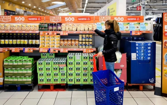 Una persona hace una compra en el supermercado / EP - CARREFOUR Una persona hace una compra en el supermercado / EP - CARREFOUR