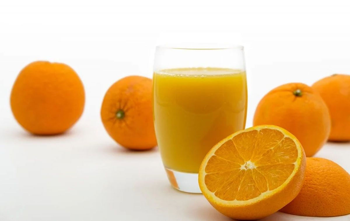 Un zumo recién exprimido y varias naranjas / PIXABAY Un zumo recién exprimido y varias naranjas / PIXABAY
