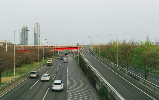 Coches en una carretera / PEXELS Coches en una carretera / PEXELS