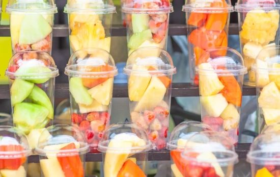 Fruta ya cortada en el supermercado / FREEPIK - jcomp
