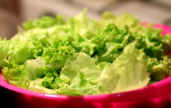 Lechuga en un bol / PEXELS