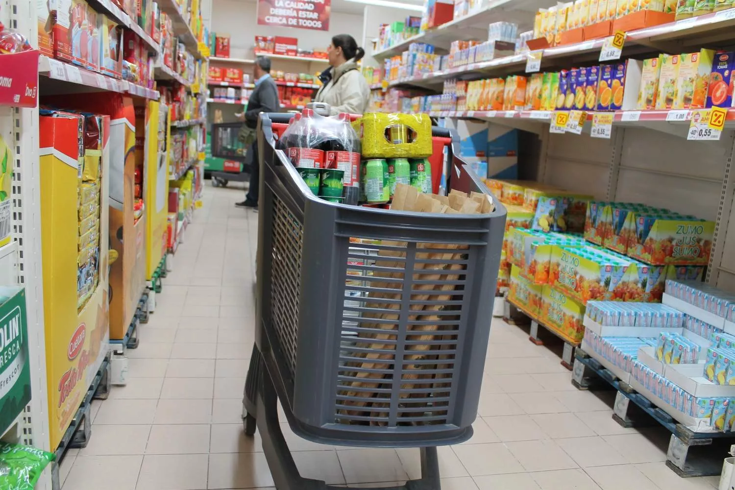 Alimentos y bebidas en un supermercado  / EUROPA PRESS