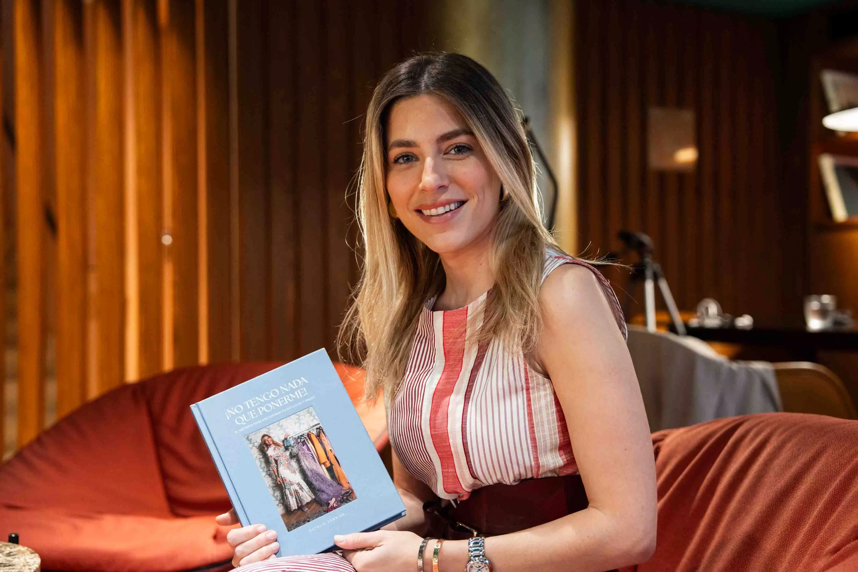 La creadora de contenido Natalia Cebrián (Nat Cebrián) durante la presentación de su libro 'No tengo nada que ponerme' / GALA ESPÍN