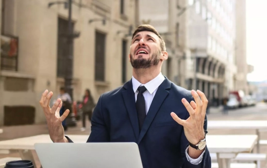 Una persona muy estresada en su trabajo/ PEXELS