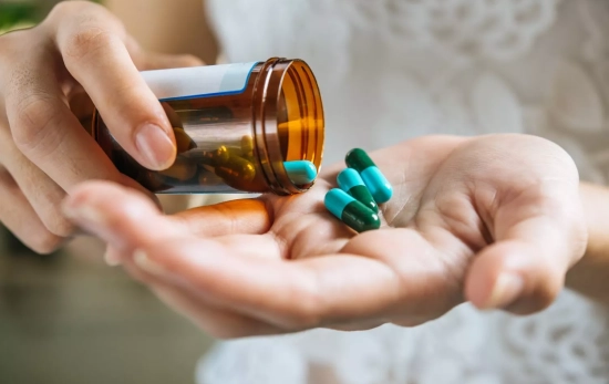 Una persona sostiene varias pastillas / FREEPIK - jcomp Una persona sostiene varias pastillas / FREEPIK - jcomp
