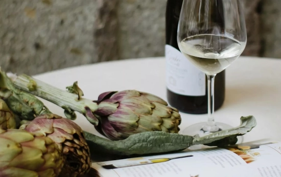Una mesa con alcachofas y vino/ PEXELS Una mesa con alcachofas y vino/ PEXELS