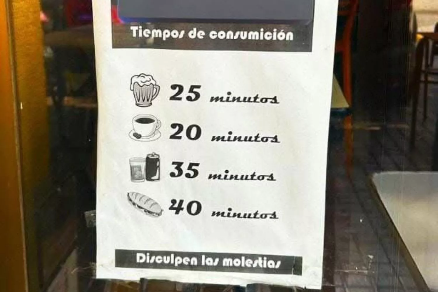 El cartel polémico de un bar / X