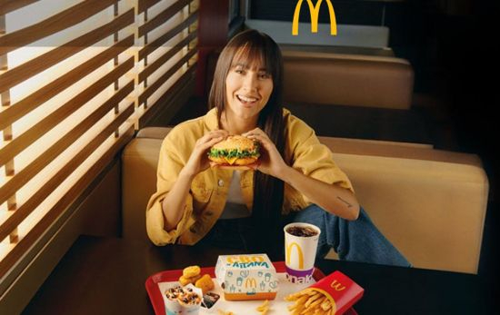 Aitana en el anuncio de McDonald's con una de las hamburguesas de carne de vacuno / MCDONALD'S