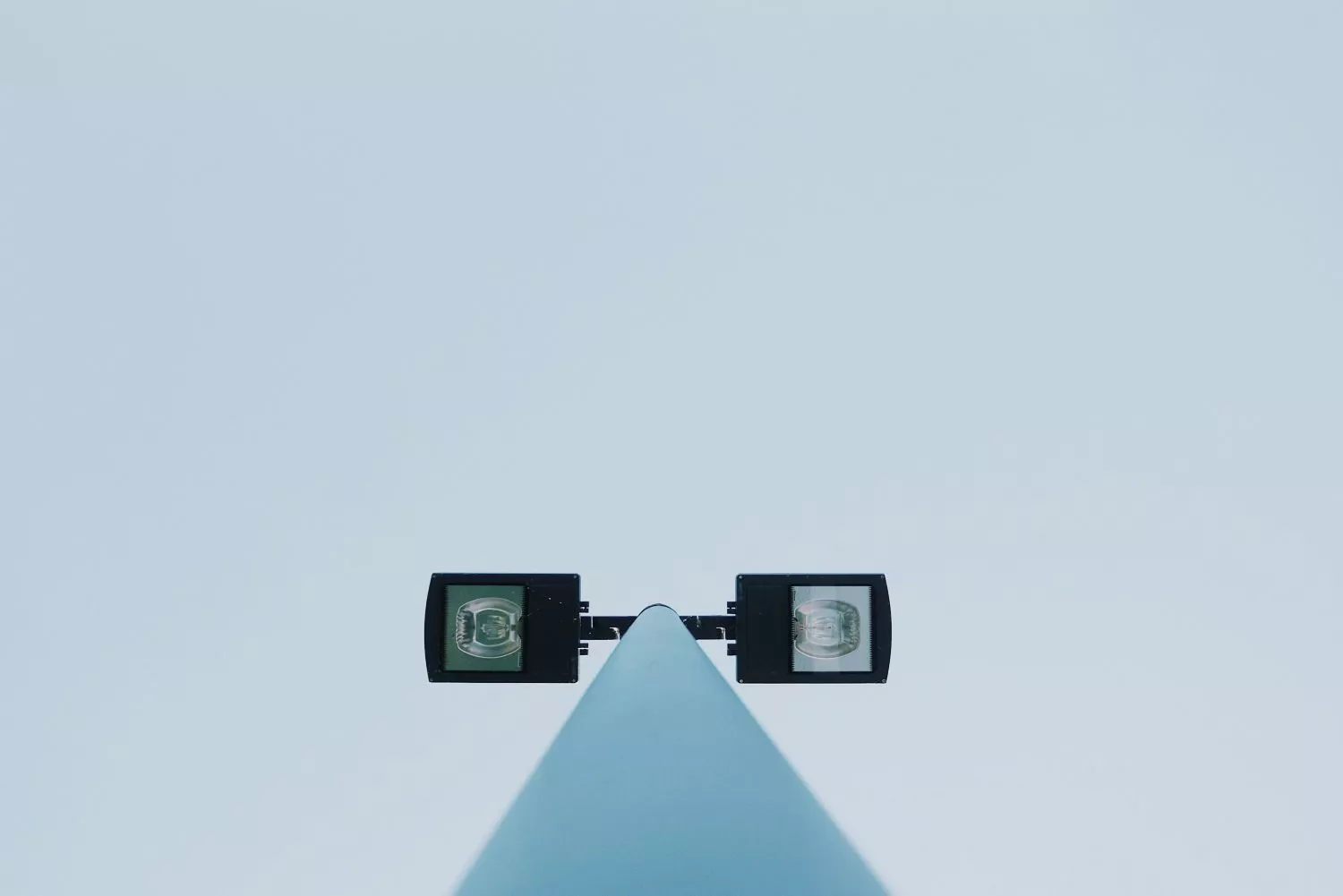Una farola que emite luz   UNSPLASH