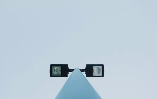Una farola que emite luz / UNSPLASH Una farola que emite luz / UNSPLASH