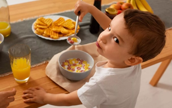 Un niño toma unos cereales / FREEPIK Un niño toma unos cereales / FREEPIK