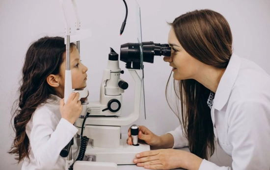 Una niña en el oftalmólogo / FREEPIK - senivpetro Una niña en el oftalmólogo / FREEPIK - senivpetro