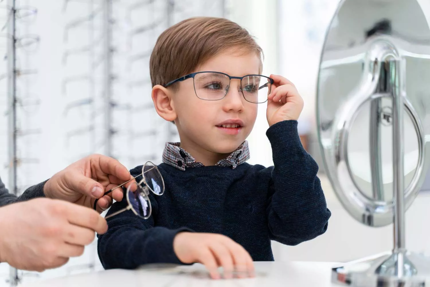 Un niño se prueba unas gafas en una óptica / FREEPIK Un niño se prueba unas gafas en una óptica / FREEPIK