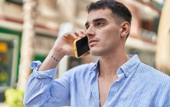 Hombre joven teléfono / FREEPIK - krakenimages.com Hombre joven teléfono / FREEPIK - krakenimages.com