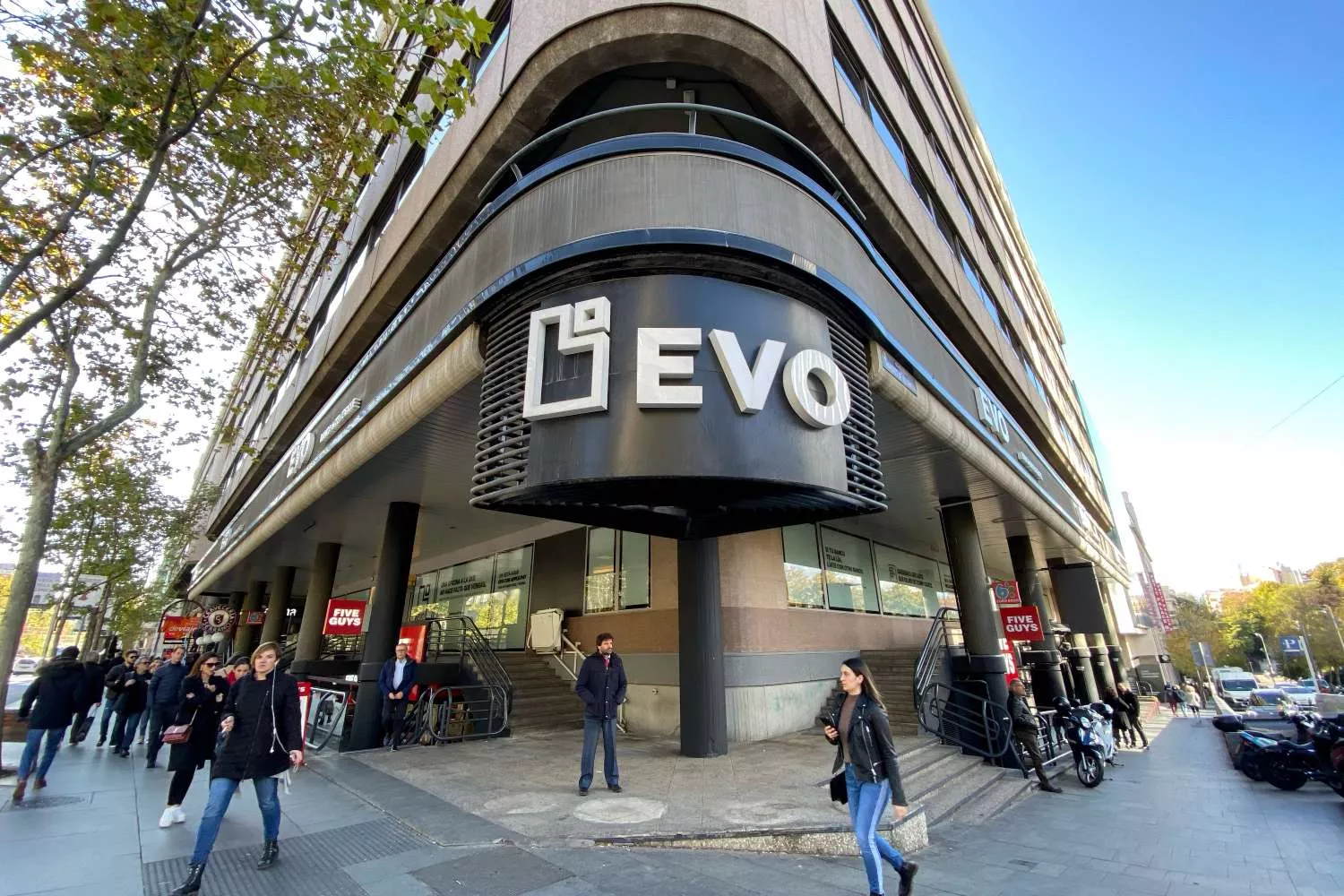 Fachada del edificio de EVO Banco en Madrid