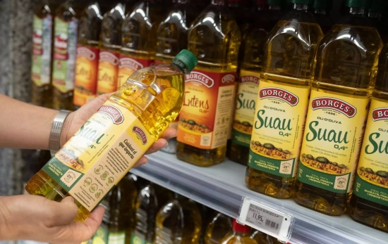 Una persona sostiene una botella de aceite / EUROPA PRESS - DAVID ZORRAKINO Una persona sostiene una botella de aceite / EUROPA PRESS - DAVID ZORRAKINO