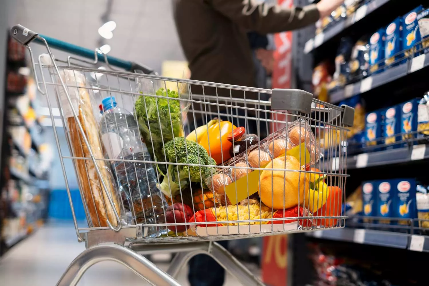 Un carro lleno de alimentos básicos / FREEPIK