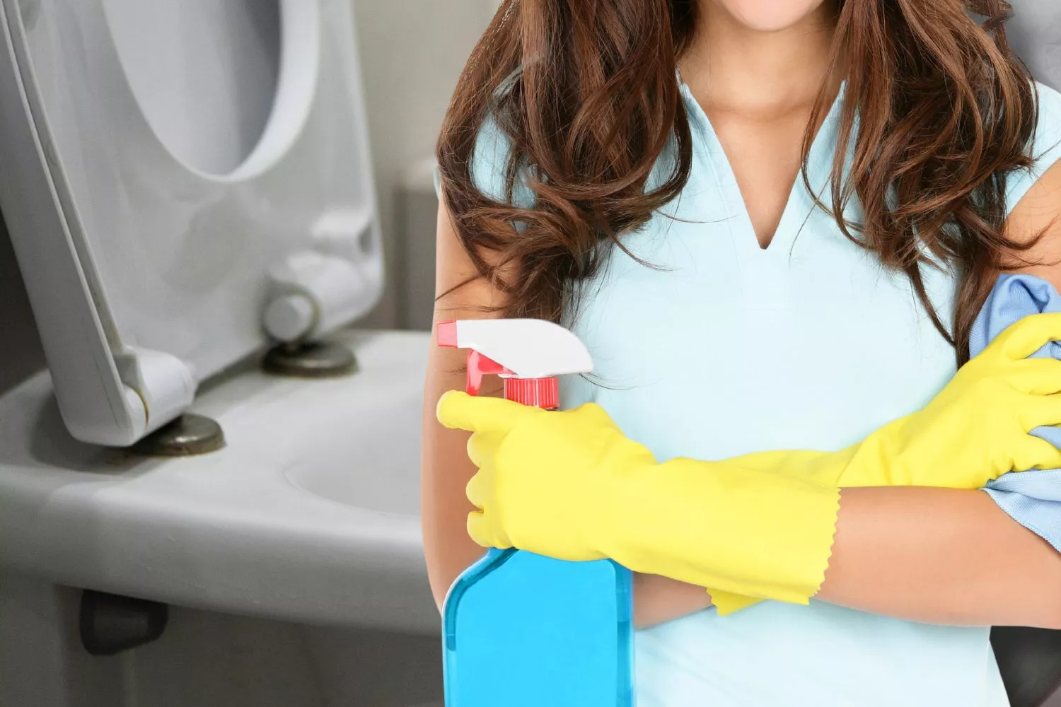 No lo sabías: este es el objeto de aseo perfecto para limpiar en baño a fondo, según los expertos/ Montaje CG