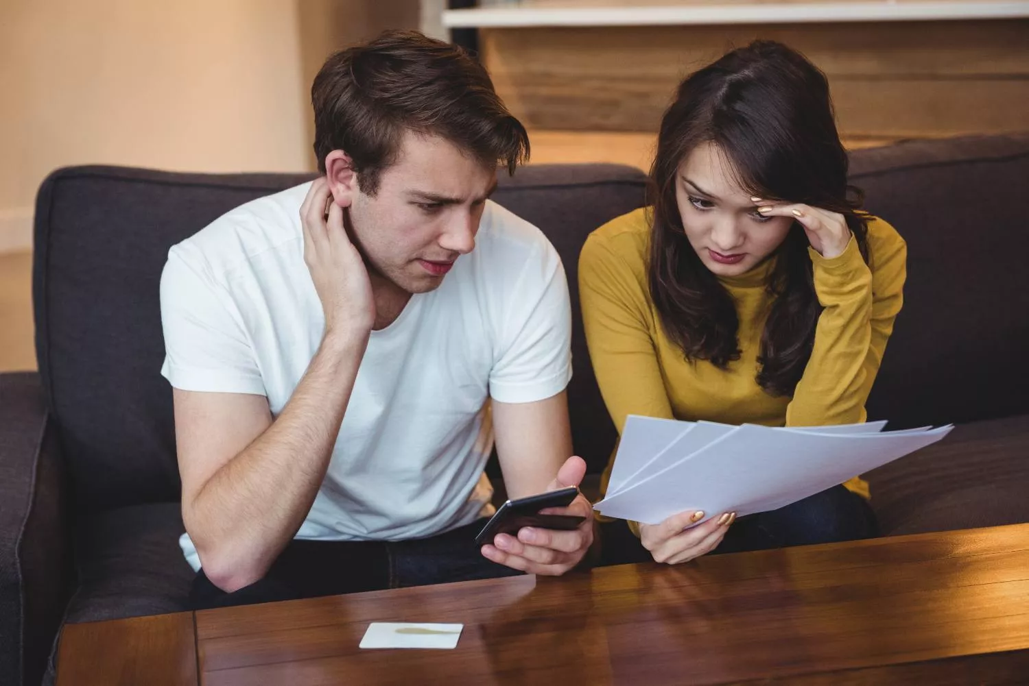 Una pareja con salarios bajos revisa su contrato de alquiler / FREEPIK - wavebreakmedia_micro