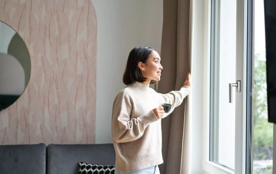 Una mujer ventila su casa / FREEPIK - benzoix Una mujer ventila su casa / FREEPIK - benzoix