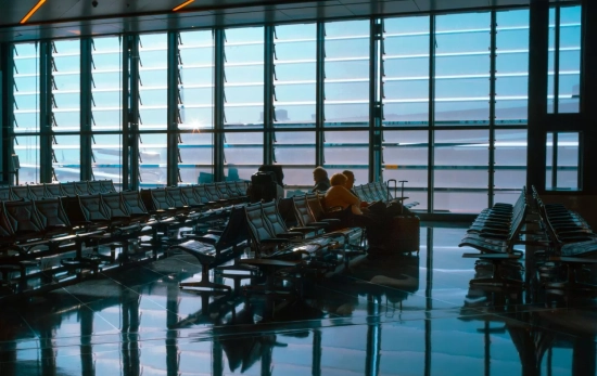Varias personas en un aeropuerto / UNSPLASH Varias personas en un aeropuerto / UNSPLASH