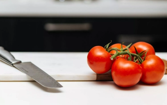 Una mata de tomates en la mesa de una cocina/ PEXELS Una mata de tomates en la mesa de una cocina/ PEXELS