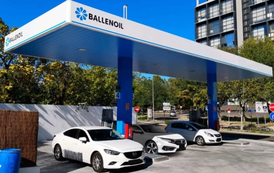 Una gasolinera 'low cost' / BALLENOIL Una gasolinera 'low cost' / BALLENOIL