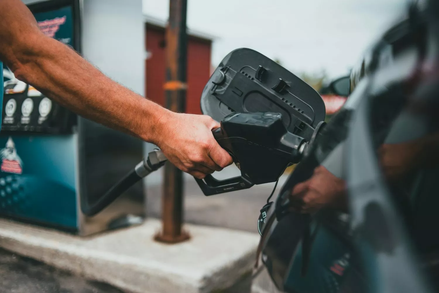 Una persona reposta en una gasolinera / PEXELS