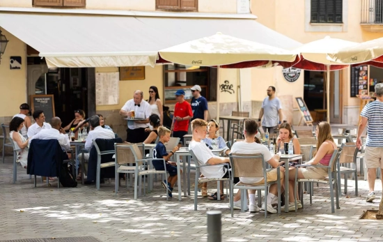 Varias personas en la terraza de un bar, a 11 de julio de 2023, en Palma de Mallorca Varias personas en la terraza de un bar, a 11 de julio de 2023, en Palma de Mallorca