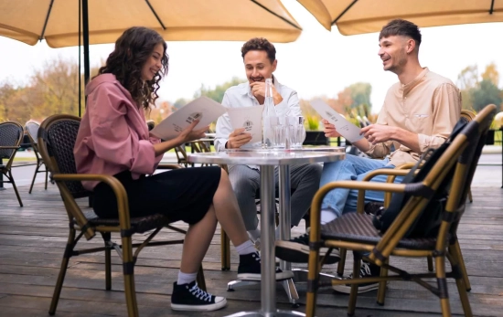 Varias personas toman algo en uno de los bares de su ciudad / FREEPIK Varias personas toman algo en uno de los bares de su ciudad / FREEPIK