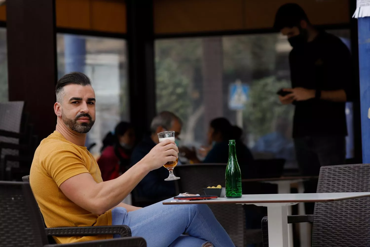 Una persona toma una caña en uno de los bares de su ciudad / EUROPA PRESS