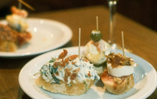 Un plato de pintxos típico en Hondarribia/ PEXELS Un plato de pintxos típico en Hondarribia/ PEXELS