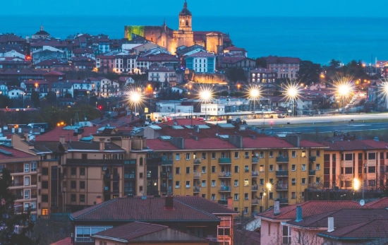 Vistas de Hondarribia al anochecer/ CANVA Vistas de Hondarribia al anochecer/ CANVA