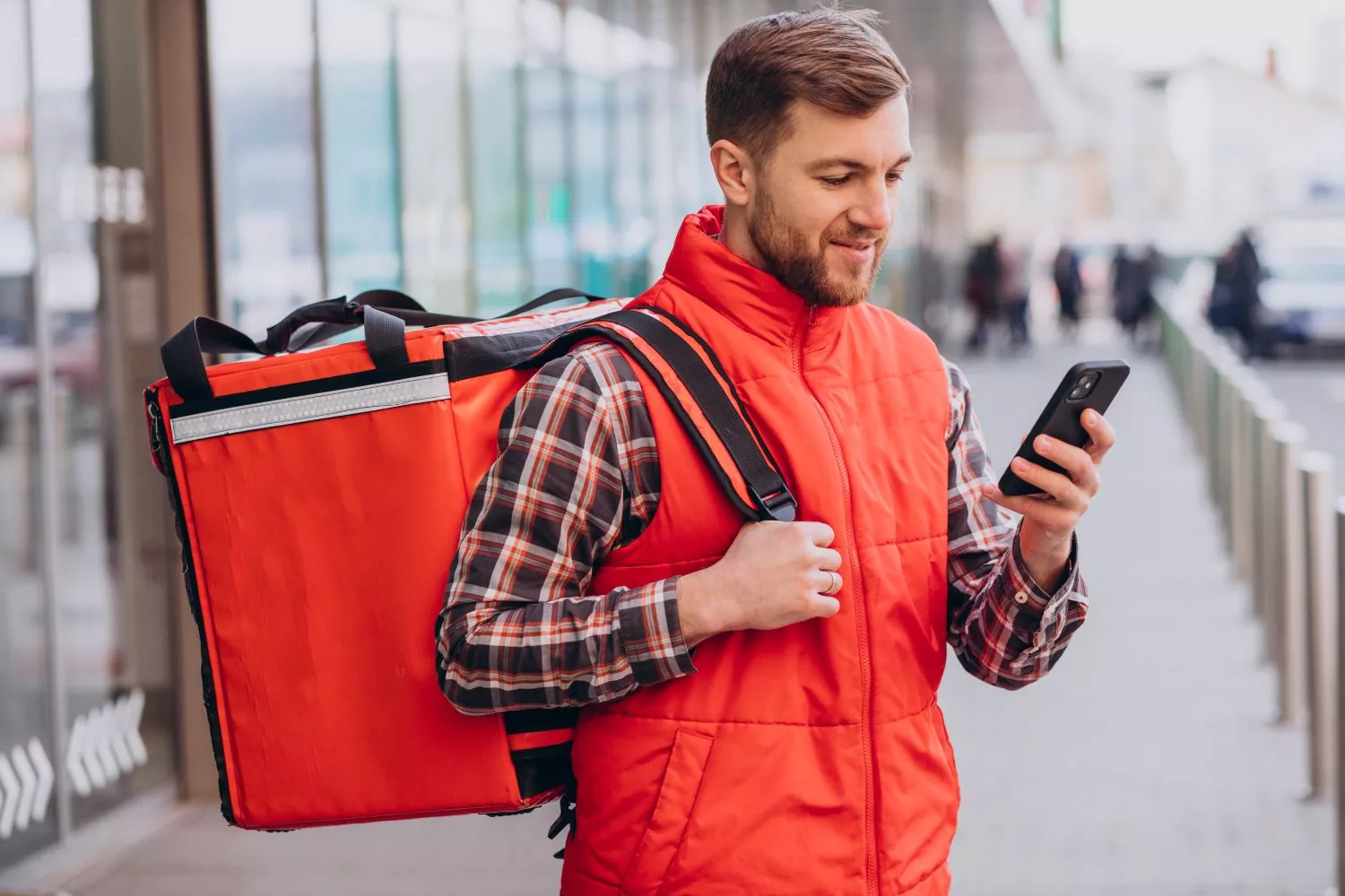 Un trabajador del sector del delivery se dispone a entregar un pedido / FREEPIK - senivpetro