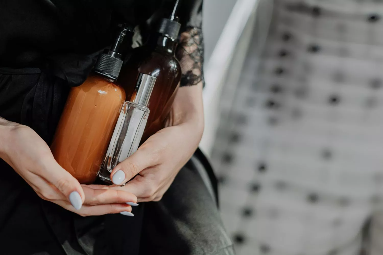 Una mujer con productos de 'skincare' en la mano/ PEXELS Una mujer con productos de 'skincare' en la mano/ PEXELS