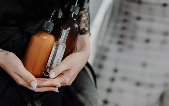 Una mujer con productos de 'skincare' en la mano/ PEXELS Una mujer con productos de 'skincare' en la mano/ PEXELS