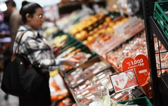 Una persona hace la compra en Eroski / EUROPA PRESS - H. BILBAO Una persona hace la compra en Eroski / EUROPA PRESS - H. BILBAO