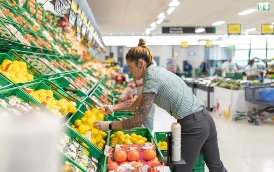 Una trabajadora de Mercadona coloca la fruta y la verdura / EP Una trabajadora de Mercadona coloca la fruta y la verdura / EP
