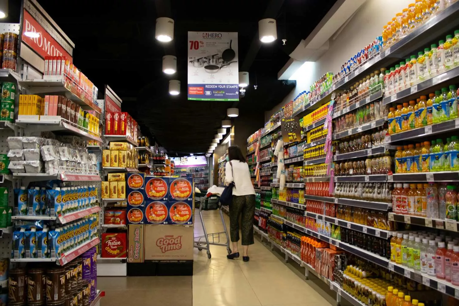 Una persona en un hipermercado / PEXELS